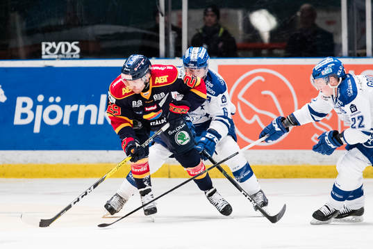 Djurgårdens Matt Anderson i kamp om pucken med Leksands