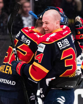 Djurgårdens Mikael Ahlén och Daniel Brodin jublar