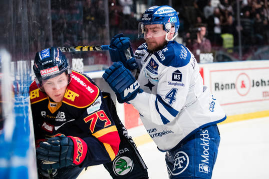 Djurgårdens Patrik Lundh blir tacklad av Leksands Nichlas