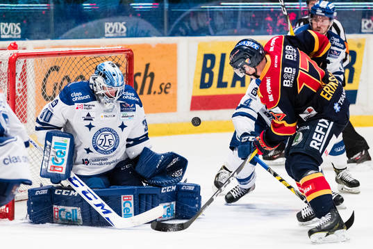 Leksands målvakt Henrik Haukeland utmanas av Djurgårdens