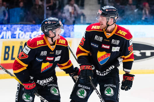 Djurgårdens Linus Johansson och Alexander Urbom jublar