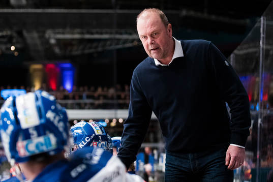 Leksands tränare Per-Erik Johnsson peppar sina spelare