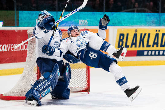 Leksands målvakt Henrik Haukeland håller på att få en
