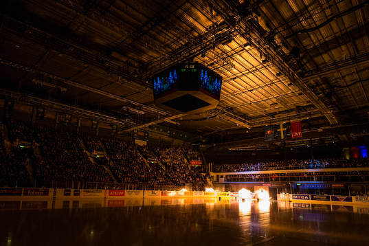 Djurgårdens spelare gör entré innan ishockeymatchen i