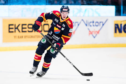 Djurgårdens Marcus Högström med pucken