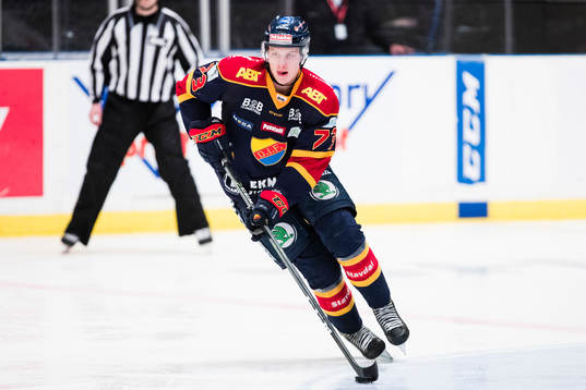 Djurgårdens Patrik Lundh med pucken