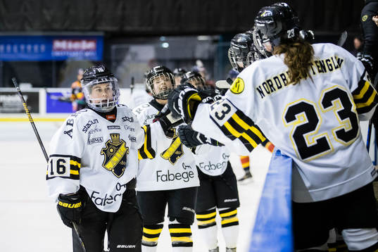 s Lisa Johansson jublar