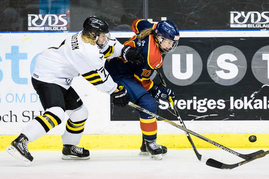 s Amanda Lundström i kamp om pucken med Djurgårdens