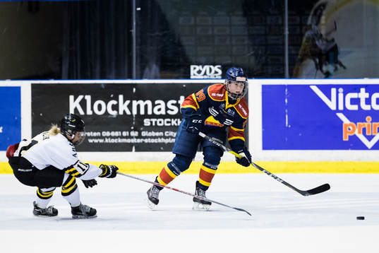 s Line Bialik i ett försök att stoppa Djurgårdens