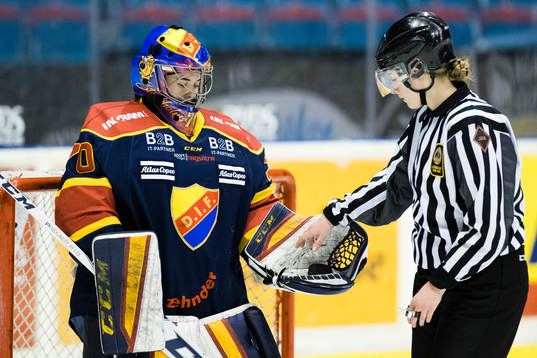 Djurgårdens målvakt Lovisa Berndtsson ger pucken till