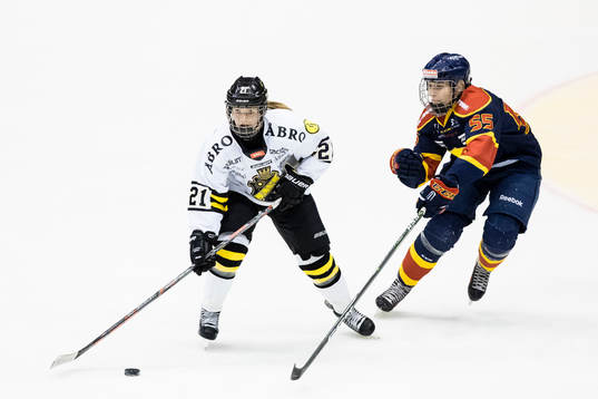s Emmy Alasalmi i kamp om pucken med Djurgårdens Silje