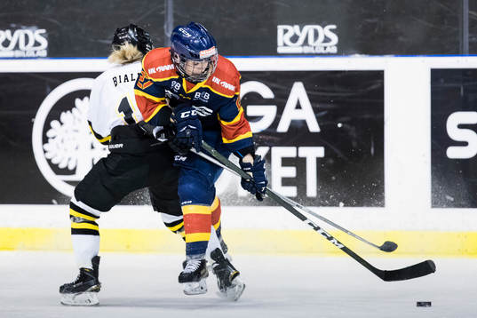 s Line Bialik i kamp om pucken med Djurgårdens Rebecca