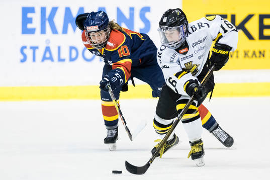 Djurgårdens Andrea Dalen sträcker sig