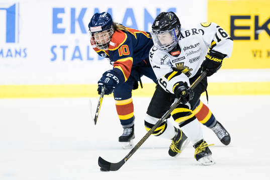 Djurgårdens Andrea Dalen sträcker sig