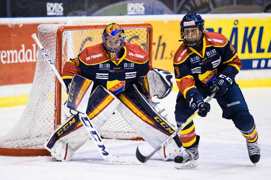 Djurgårdens målvakt Lovisa Berndtsson och Molly Engstrom