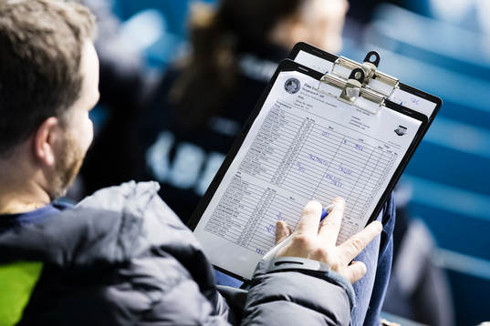 En funktionär med en statistikblankett