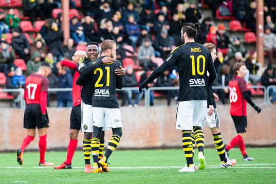 s Daniel Sundgren gör 0-2 på straff och gratuleras av