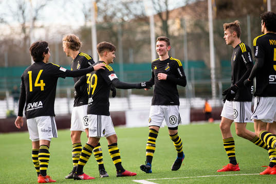 s Amin Affane gör 0-4 och gratuleras av lagkamrater