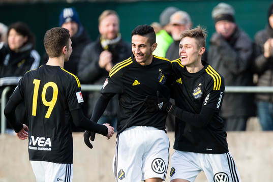 s Albin Linnér (h) gör 0-3 och firar med lagkamrater