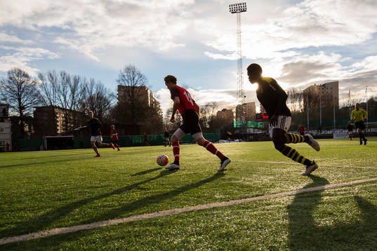 Spelare i kamp om bollen