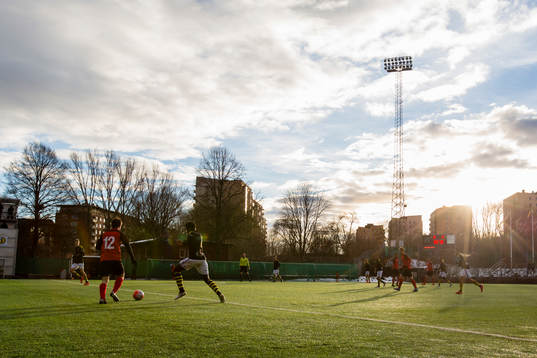 Spelare i kamp om bollen
