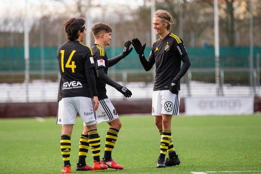 s Amin Affane (m) gör 4-0 och gratuleras av lagkamrater