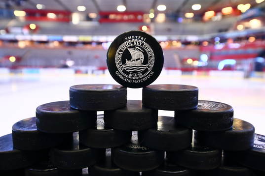 Godkänd matchpuck innan ishockeymatchen i SHL mellan