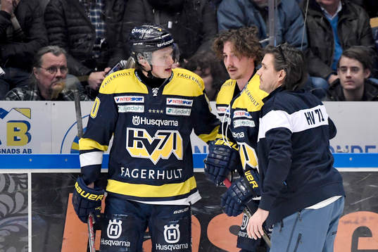 s Lawrence Pilut och lagets läkare hjälper Adam Almquist