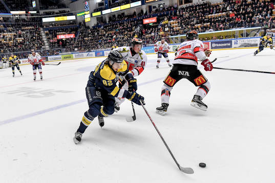 s Kevin Stenlund och Örebros Joel Mustonen