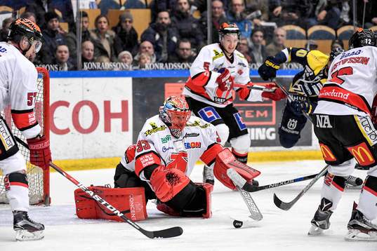 Örebros målvakt Julius Hudacek kastar sig