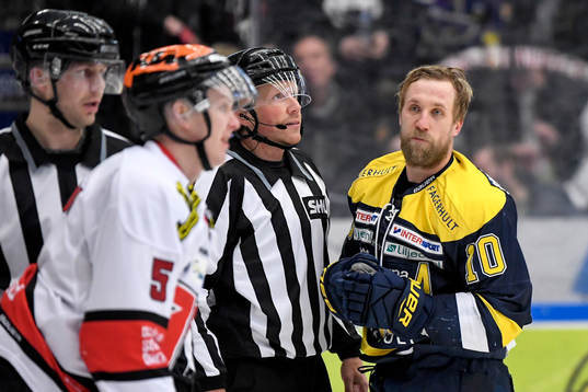 s Martin Thörnberg bråkar med Örebros Gustav Backström