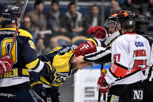 s Martin Thörnberg bråkar med Örebros Gustav Backström