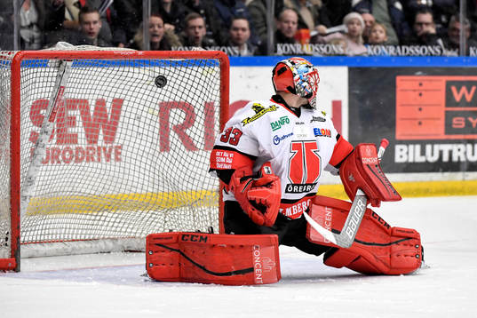 s Erik Brännström (ej i bild) gör 2-0 bakom Örebros