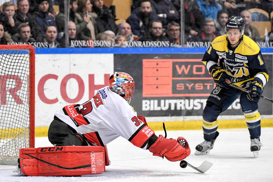 Örebros målvakt Julius Hudacek kastar sig över pucken