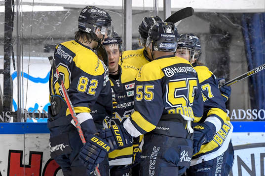 s Christoffer Törngren jublar med lagkamrater