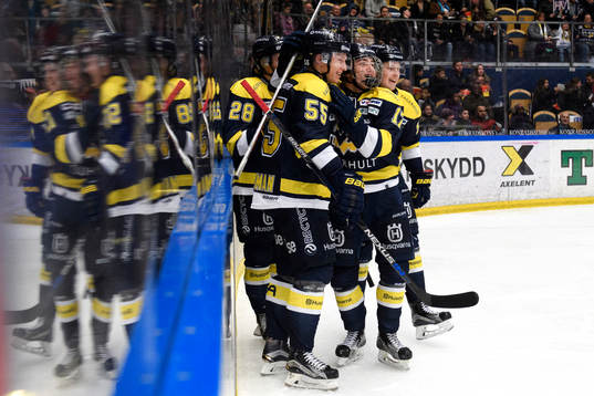 s Erik Brännström jublar med lagkamrater