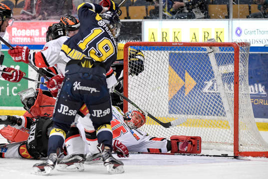 s Erik Andersson gör 4-1 bakom Örebros målvakt Julius