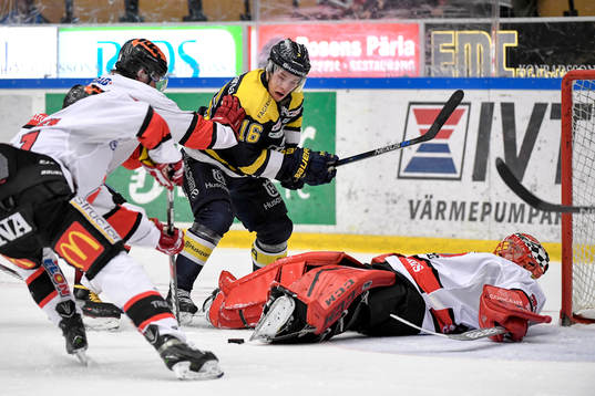 s Filip Sandberg oroar framför Örebros målvakt Julius
