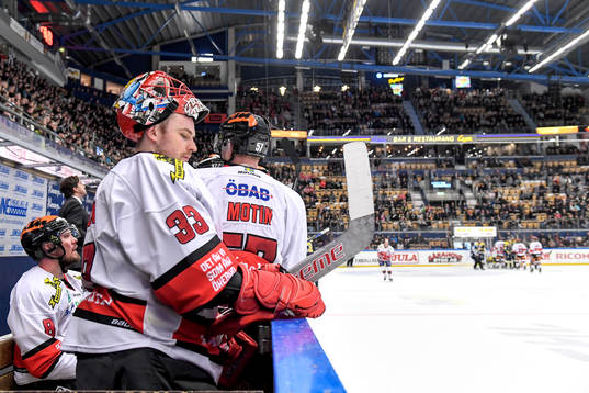 Örebros målvakt Julius Hudacek i båset