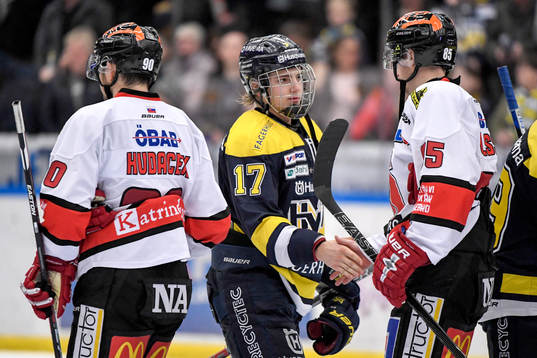 s Erik Brännström tackar Örebros Kalle Olsson