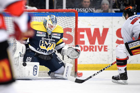 s målvakt Fredrik Pettersson-Wentzel räddar ett skott