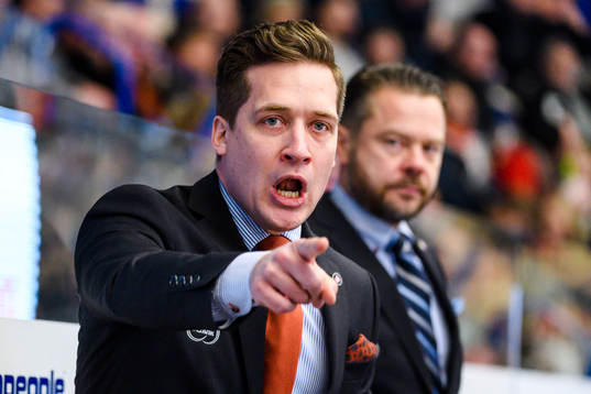 Växjös tränare Sam Hallam skriker
