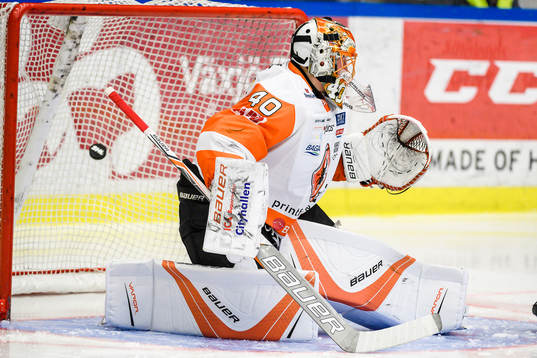 Växjös Robert Rosén (ej i bild) skjuter pucken i mål