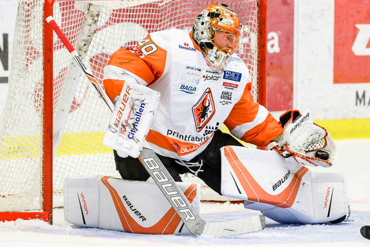 Karlskronas målvakt Johan Holmqvist tar en puck i