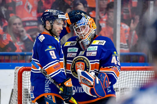 Växjös Josh Hennessy och målvakt Viktor Andrén jublar