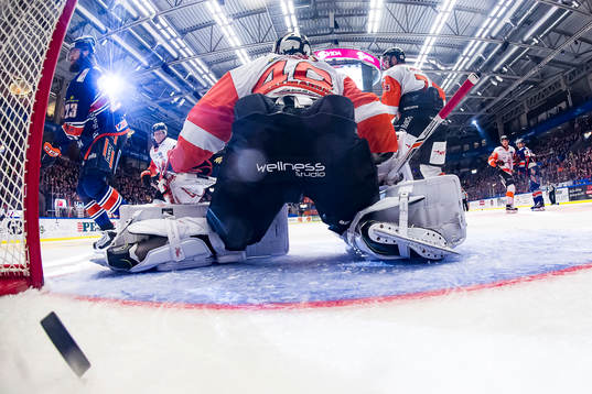 Växjös Ville Leino styr in 4-0 pucken bakom Karlskronas