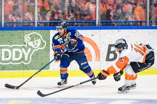 Växjös Nick Bailen jagas av Karlskronas Mattias Guter