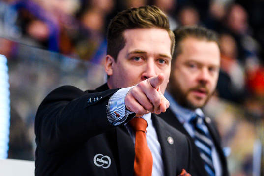 Växjös tränare Sam Hallam pekar