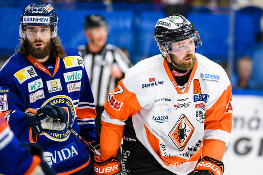Karlskronas Mattias Karlsson och Växjös Ville Leino