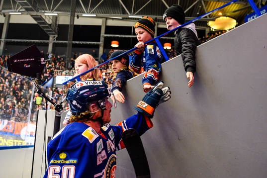 Växjös Erik Josefsson hälsar på fansen